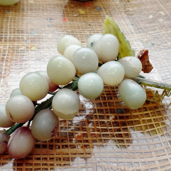 Lot of 5 Chinese Carved Jade Stone Fruit Apples Pear Peach And Grapes Vintage - Picture 3 of 16